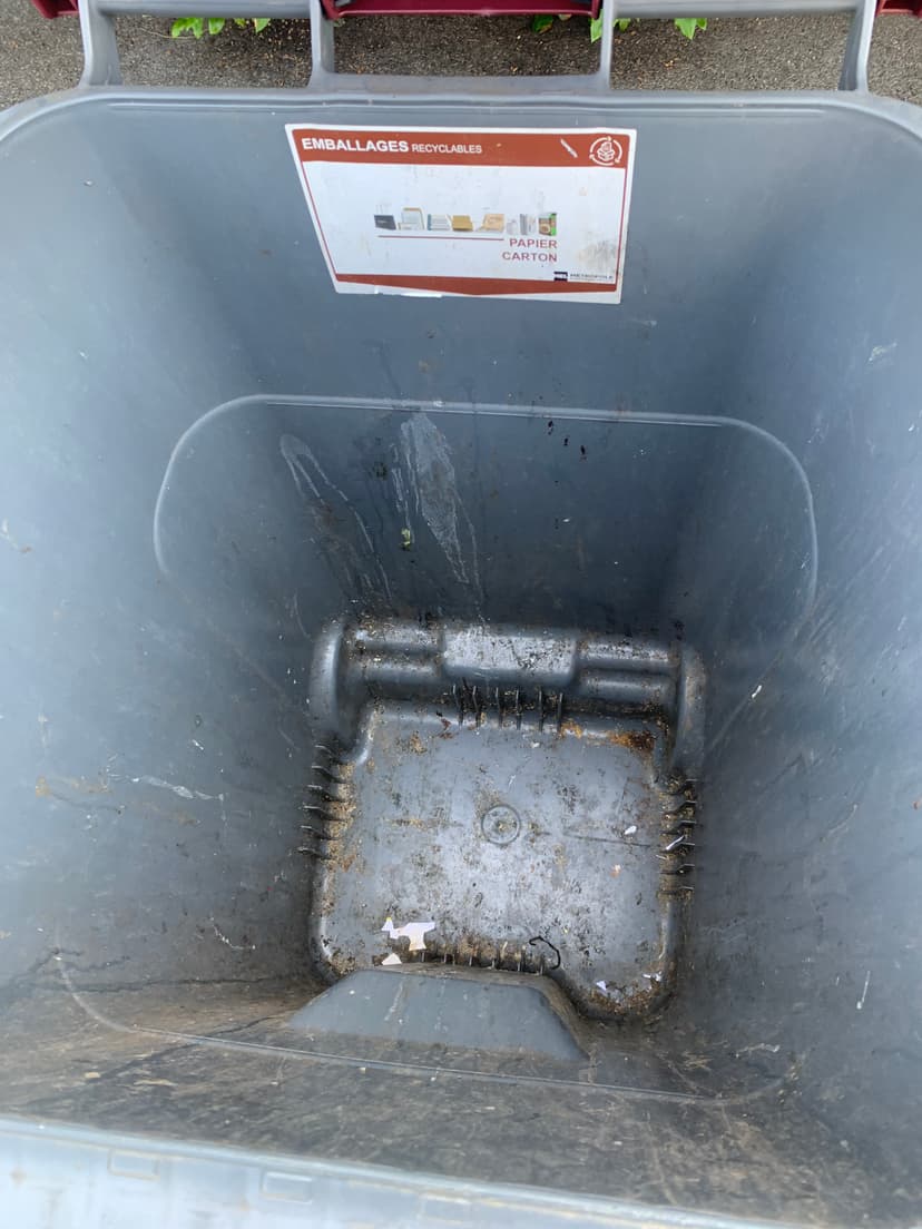 Avant - Bac déchets non recyclables